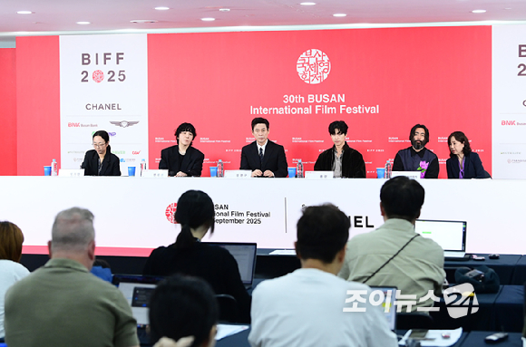 배우 설경구가 19일 오전 부산광역시 해운대구 우동 영화의 전당에서 열린 제30회 부산국제영화제(BIFF) 영화 '굿뉴스' 갈라 프레젠테테이션 기자회견에 참석하고 있다. [사진=정소희 기자]