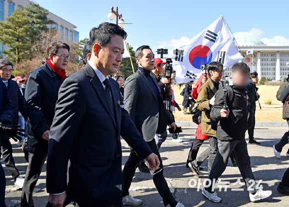 국민의힘 장동혁 대표와 의원들이 3일 서울 여의도 국회에서 '사법독립 헌정수호를 위한 대국민 호소 국민대장정 규탄대회' 출정식을 마치고 청와대로 향하고 있다. [사진=곽영래 기자]