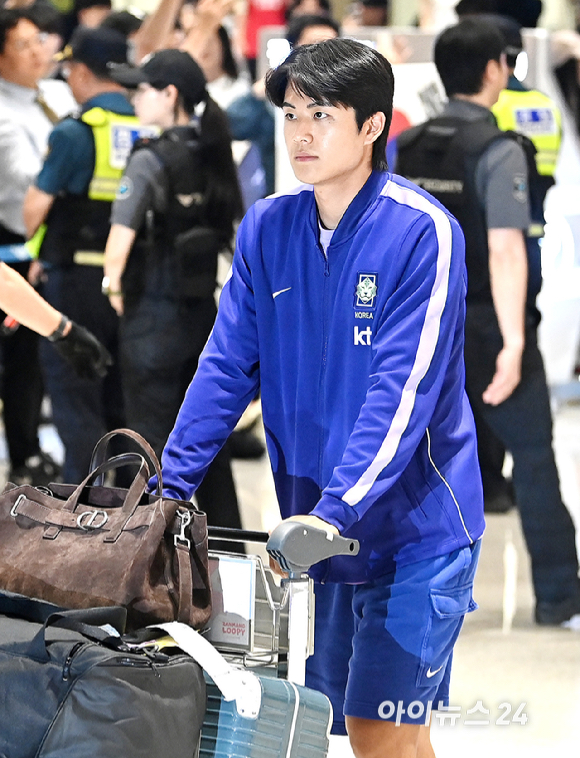 북중미월드컵 조별예선 탈락한 축구대표팀 설영우가 30일 오전 인천공항 제2 터미널을 통해 귀국하고 있다. [사진=곽영래 기자]