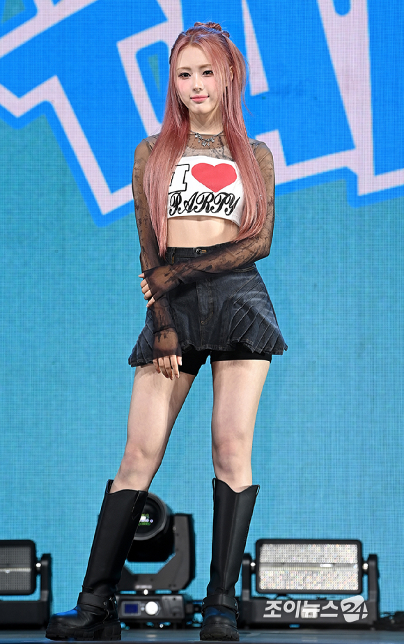 걸그룹 이프아이(ifeye) 원화연이 16일 서울 한남동 블루스퀘어에서 진행된 미니 2집 물결 '낭' Pt.2 'sweet tang(스윗탱)' 쇼케이스에서 포토타임을 갖고 있다. [사진=곽영래 기자]