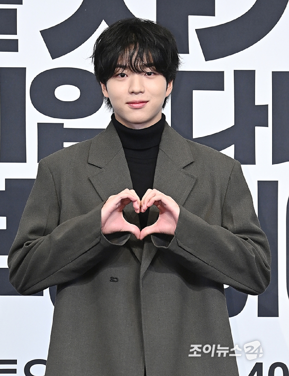 배우 차강윤이 22일 오후 서울 구로구 신도림 더 링크 호텔에서 열린 JTBC 토일드라마 '서울 자가에 대기업 다니는 김 부장 이야기' 제작발표회에서 포토타임을 갖고 있다. [사진=곽영래 기자]