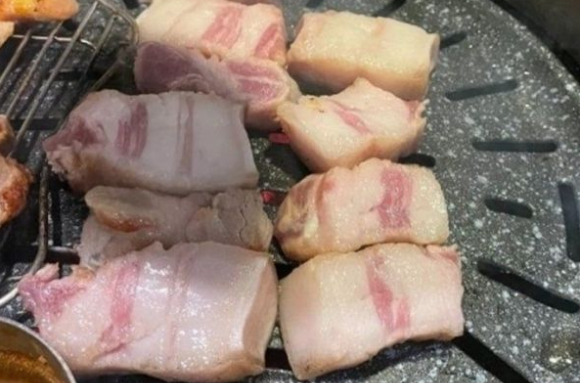 제주도가 이번에는 비계가 절반을 차지하는 목살이 제공됐다는 폭로가 나오면서 논란이 일고 있다. 사진은 해당 고기. [사진=온라인 커뮤니티]