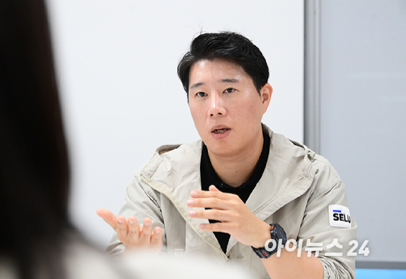최승호 삼성그룹 초기업노동조합 삼성지부 위원장이 1일 경기도 삼성전자 평택캠퍼스에 위치한 삼성그룹 초기업노동조합 삼성지부 사무실에서 아이뉴스24와 단독 인터뷰를 갖고 있다. [사진=정소희 기자]