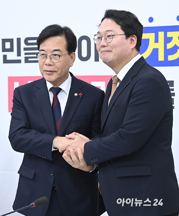 송언석 국민의힘 원내대표가 17일 서울 여의도 국회에서 천하람 개혁신당 원내대표를 접견하고 있다. [사진=곽영래 기자]