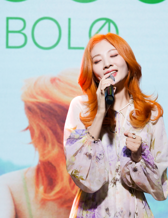 싱어송라이터 볼빨간사춘기 안지영이 20일 온라인으로 진행된 새 미니앨범 'Seoul' 발매 기념 쇼케이스에 참석해 멋진 공연을 펼치고 있다. [사진=쇼파르엔터테인먼트]