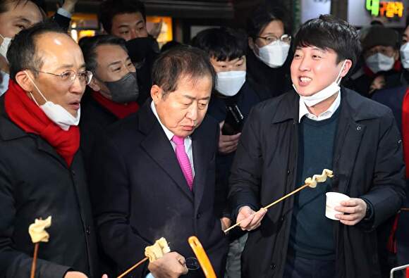 추경호 국민의힘 대구시당위원장(왼쪽)과 홍준표 의원(가운데), 이준석 대표(오른쪽)가 12일 대구 동성로 한 분식점에서 어묵과 함께 환담을 나누고 있다. [사진=국민의힘 대구시당]