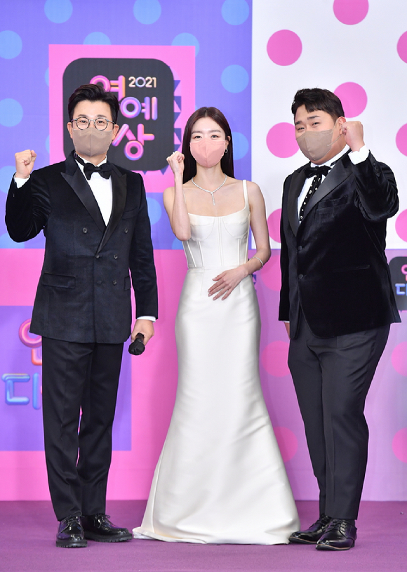 방송인 김성주, 한선화, 문세윤(왼쪽부터)이 25일 오후 서울 여의도 KBS에서 열린 '2021 KBS 연예대상' 레드카펫에서 포즈를 취하고 있다. [사진=KBS]
