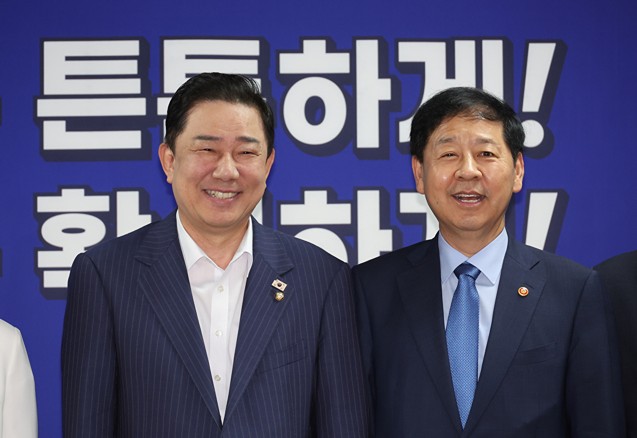 20일 서울 여의도 국회 의원회관에서 열린 에서 더불어민주당 김병기 원내대표, 구윤철 부총리 겸 기재부 장관이 기념촬영을 하고 있다. 2025.8.20 [사진=연합뉴스]