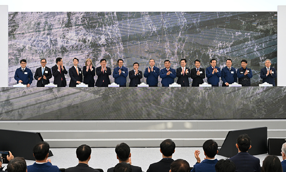 30일 현대차 울산 수소연료전지 신공장 기공식에 참석한 주요 인사들이 연단에 올라 터치버튼 세리머니를 진행하고 있다. [사진=현대자동차]