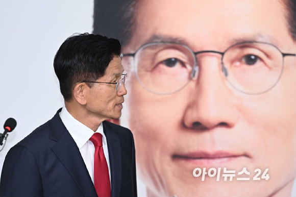 제21대 대통령 선거에서 이재명 더불어민주당 대선 후보의 당선이 확실시된 4일 새벽 김문수 국민의힘 대선후보가 서울 여의도 국민의힘 중앙당사에서 승복 공식 선언 기자회견을 갖고 있다. [사진=정소희 기자]