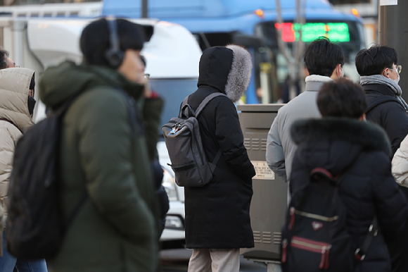 아침 기온이 영하로 떨어지며 추운 날씨가 이어지는 가운데 19일 서울 종로구 광화문네거리에서 두꺼운 외투를 입은 시민들이 발걸음을 옮기고 있다. 2025.2.19 [사진=연합뉴스]