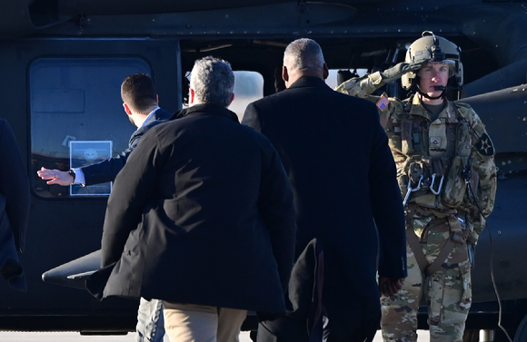 로이드 오스틴 미국 국방장관이 30일 오후 경기 오산 공군기지를 통해 입국하고 있다. [사진=사진공동취재단]