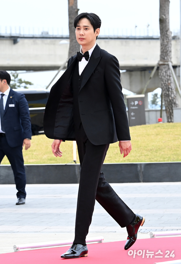 배우 송혜교(왼쪽 위부터 시계방향으로), 박성훈, 김히어라, 김건우, 임지연이 28일 오후 인천 파라다이스시티에서 열린 제59회 백상예술대상 레드카펫에서 포즈를 취하고 있다. [사진=김성진 기자]