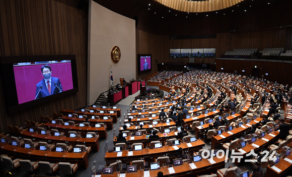 권성동 국민의힘 원내대표가 27일 오후 서울 여의도 국회 본회의장에서 열린 본회의에서 '검수완박(수사·기소권 분리)' 법안을 처리하기 전 필리버스터(무제한 토론)를 하고 있다. [사진=김성진 기자]