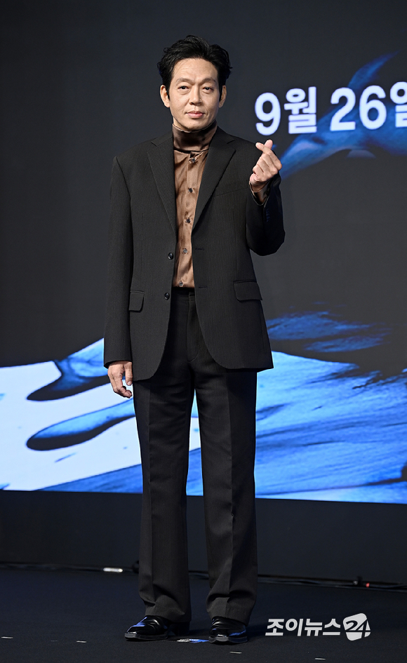배우 박지환이 23일 서울 논현동 엘리에나 호텔에서 진행된 디즈니+ 오리지널 시리즈 '탁류' 제작발표회에서 포토타임을 갖고 있다. [사진=곽영래 기자]