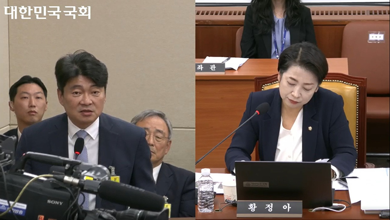 14일 국회 과학기술정보방송통신위원회의 방송미디어통신위원회 국정감사에서 우영규 카카오 부사장(왼쪽)이 황정아 의원(더불어민주당)의 질의에 답하고 있다. [사진=국회 인터넷의사중계시스템]