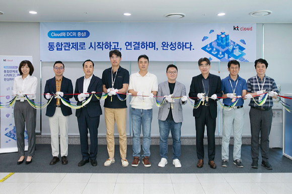 (왼쪽 4번째부터) KT클라우드 공용준 Cloud본부장, 최지웅 대표, 안재석 기술본부장, 황태현 경영기획본부장이 통합관제센터 개소식에서 기념 촬영하고 있다. [사진=KT클라우드]