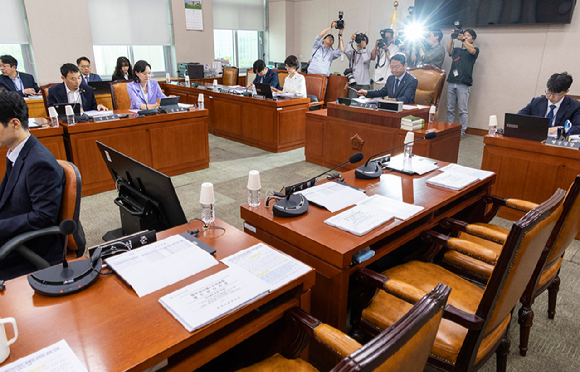 국회 법제사법위원회 제1소위 위원장인 더불어민주당 김승원 의원이 22일 국회에서 법사위 제1소위를 개회하고 있다. 2026.7.22 [사진=연합뉴스]