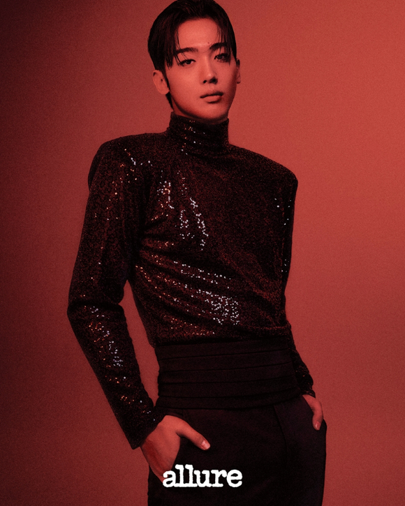 가수 겸 배우 김요한이 화보 촬영에서 포즈를 취하고 있다. [사진=얼루어]