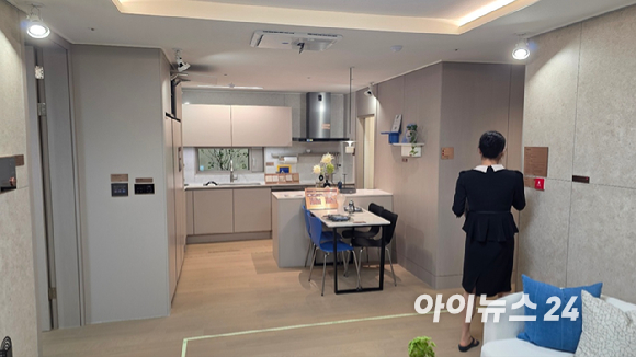 14일 서울 서초구 양재동에 마련된 '디에이치 아델스타' 견본주택 방문객들이 단지 모형도를 둘러보고 있다. [사진=이수현 기자]