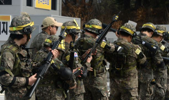 지난해 3월 28일 전북 남원시 남원예비군훈련장에서 예비군들이 시가지 전투 훈련에 앞서 장비를 확인하고 있다. [사진=뉴시스]