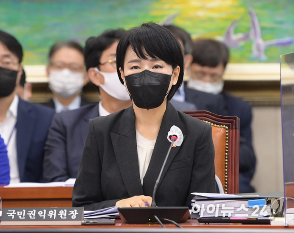 전현희 국민권익위원장이 13일 오전 서울 여의도 국회에서 열린 국회 정무위원회의 국민권익위원회&middot;국가보훈처 등에 대한 국정감사에 참석하고 있다. [사진=정소희 기자]