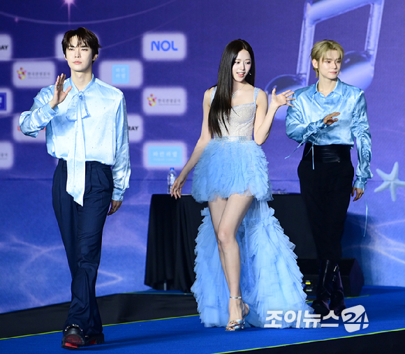 엔시티127 도영-아이브 안유진-투바투 연준이 26일 오후 경기도 고양 일산서구 대화동 킨텍스에서 열린 2025 SBS 가요대전 Summer(써머) 블루카펫 행사에 참석하고 있다. [사진=정소희 기자]