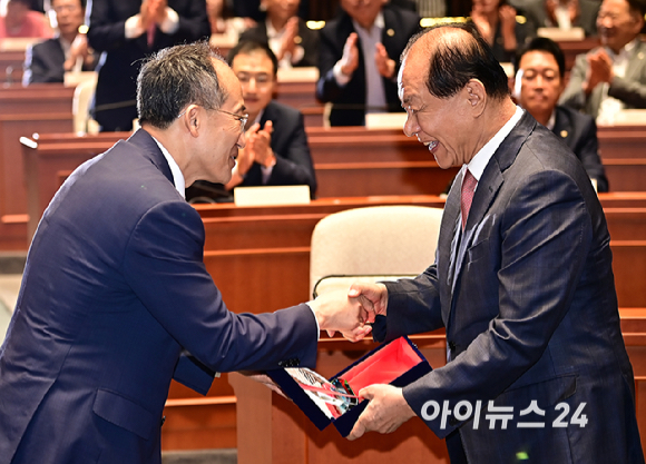 추경호 국민의힘 원내대표가 25일 오전 서울 여의도 국회에서 열린 의원총회에서 황우여 비상대책위원장에게 감사패를 전달하고 있다. [사진=곽영래 기자]