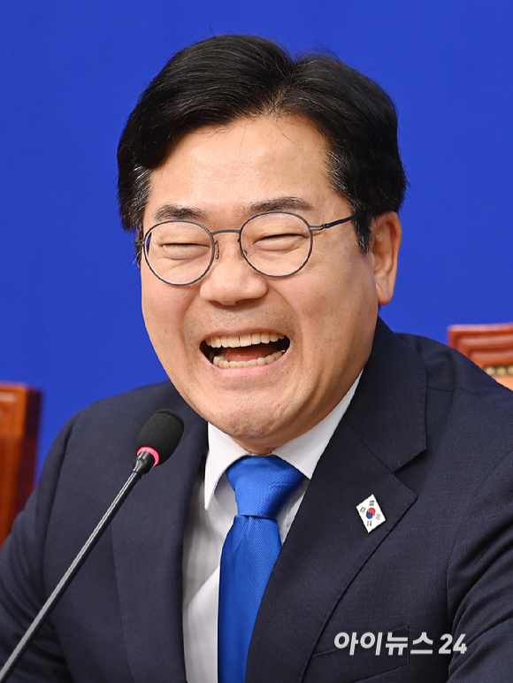 박찬대 더불어민주당 당대표 직무대행 겸 원내대표가 13일 오전 서울 여의도 국회에서 열린 최고위원회의에서 미소를 짓고 있다. [사진=곽영래 기자]