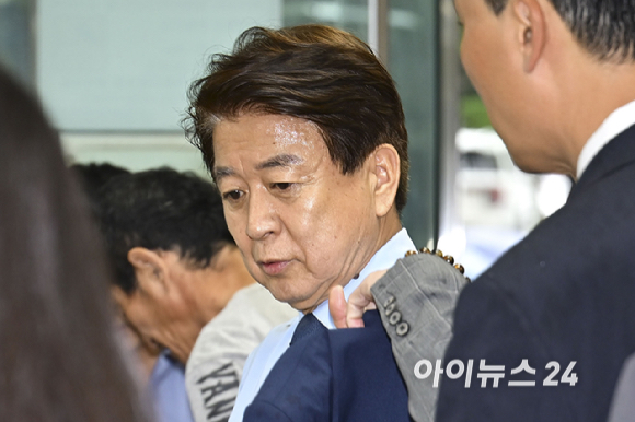 노웅래 전 더불어민주당 의원이 22일 서울 서초구 서울중앙지방법원에서 열린 정치자금법 위반 혐의 항소심 선고 공판에 출석하고 있다. [사진=사진공동취재단 ]
