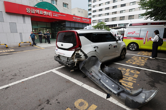 3일 서울 중구 국립중앙의료원에 택시가 돌진하는 사고로 부상자가 발생했다. 사진은 사고로 부서진 피해차량. 2024.07.03. [사진=뉴시스]