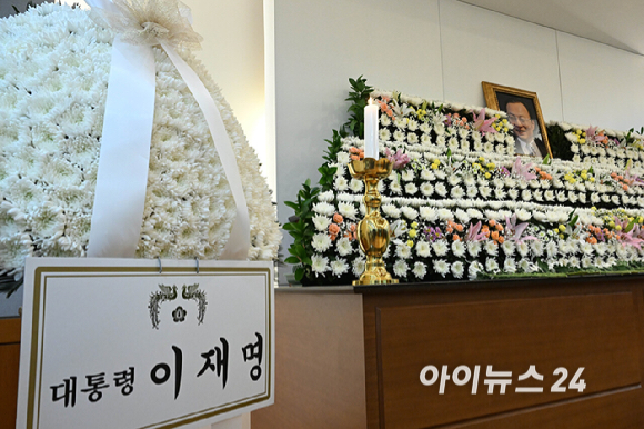 27일 오전 서울 종로구 서울대학교병원 장례식장에 마련된 故 이해찬 전 국무총리의 빈소에 이재명 대통령, 문재인 전 대통령, 권양숙 여사 근조화환이 놓여있다. [사진=사진공동취재단]