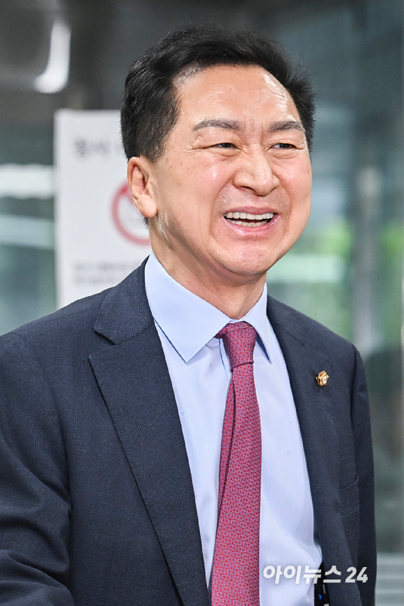 김건희 여사에게 선거 지원 대가로 260만원대 로저비비에 가방을 선물한 혐의로 기소된 김기현 국민의힘 의원이 22일 서울 서초구 서울중앙지법에서 열린 공판에 출석하고 있다. [사진=사진공동취재단]
