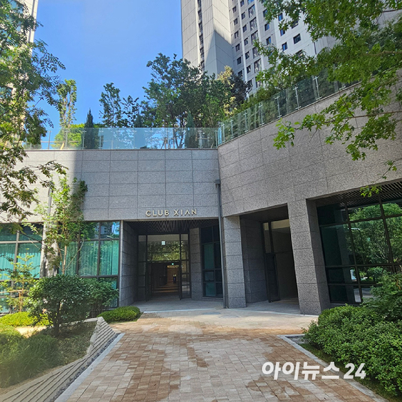 지하 1층에 커뮤니티센터 '클럽 자이안'이 들어선 '메이플자이' 아파트의 일부 동 전경. 2025.06.11 [사진=이효정 기자 ]