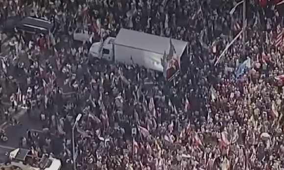 미국 내 이란계인들이 환호성을 내지르고 있다. [사진=CA post]