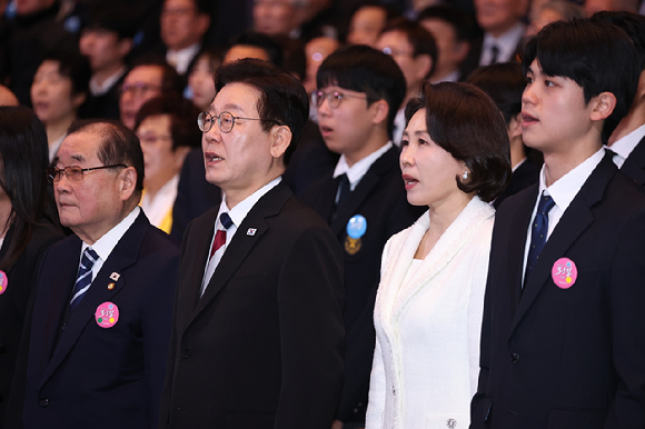 이재명 대통령과 김혜경 여사, 이종찬 광복회장 등이 1일 서울 강남구 코엑스에서 열린 제107주년 3&middot;1절 기념식에서 애국가를 부르고 있다. 2026.3.1 [사진=연합뉴스]