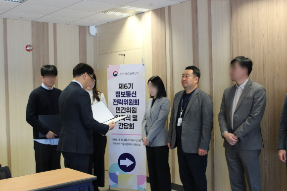 김영진 이노그리드 대표가 지난 10일 국가과학기술자문회의 대회의실에서 진행된 위촉식에서 위촉장을 받는 모습. [사진=이노그리드]