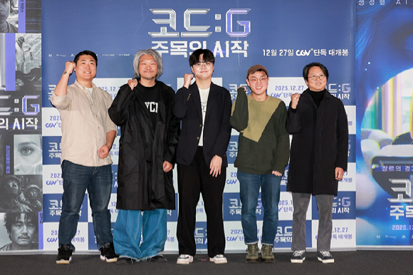 (왼쪽부터) 김주신, 김영기, 홍기선, 송영윤, 김광식 감독이 포토월에서 기념사진을 촬영하고 있다. [사진=KT]