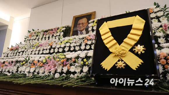 27일 서울 종로구 서울대병원 장례식장에 마련된 고 이해찬 전 국무총리 빈소에 이재명 대통령이 추서한 국민훈장 무궁화장이 세워져 있다. [사진=사진공동취재단]