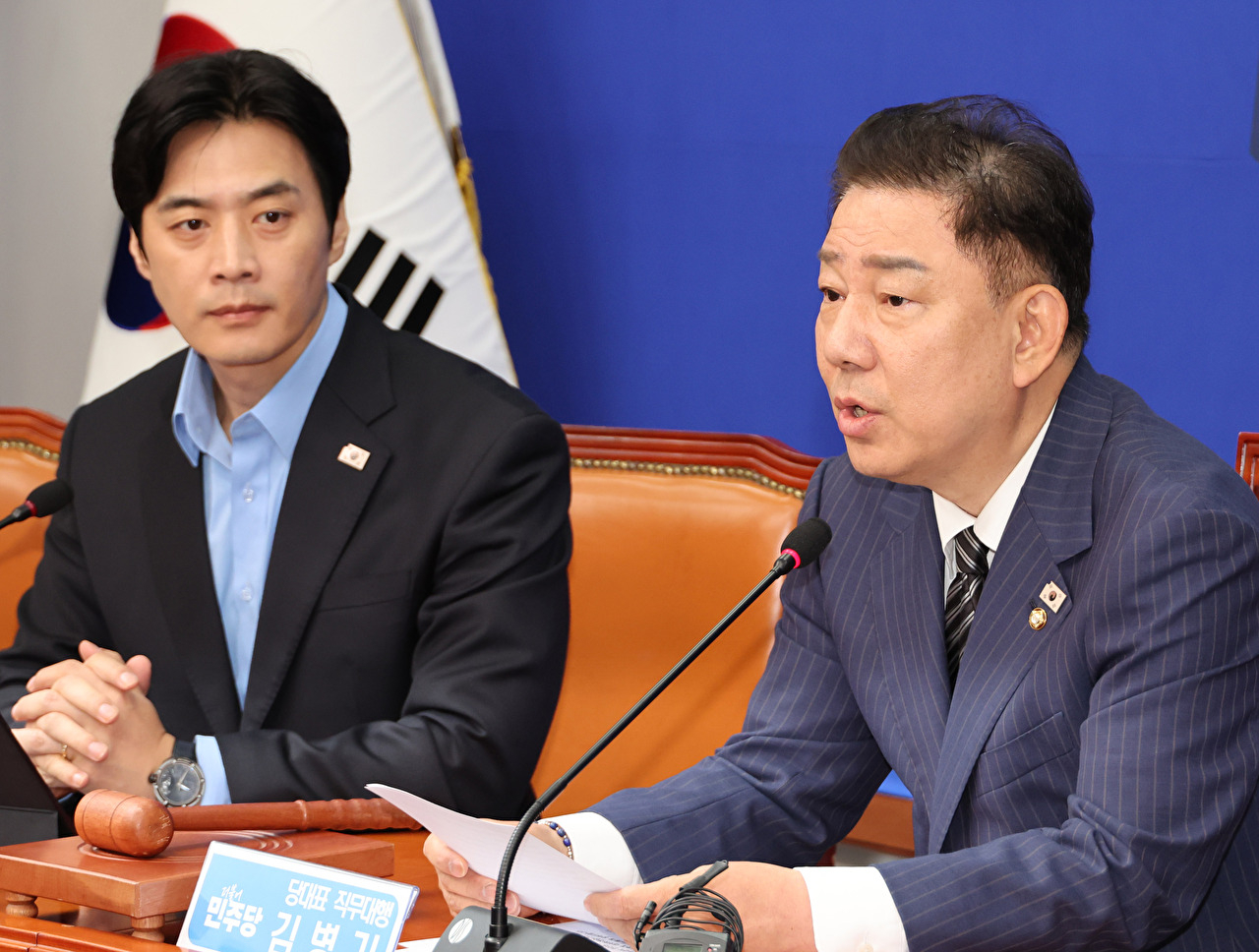 더불어민주당 김병기 당대표 직무대행 겸 원내대표(오른쪽)가 14일 서울 여의도 국회에서 열린 최고위원회의에서 발언하고 있다. 2025.7.14 [사진=연합뉴스]