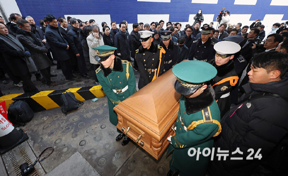 베트남 출장 중 별세한 고(故) 이해찬 전 총리의 운구 차량이 27일 서울 종로구 서울대병원 장례식장에 도착해 운구되고 있다. [사진=곽영래 기자]