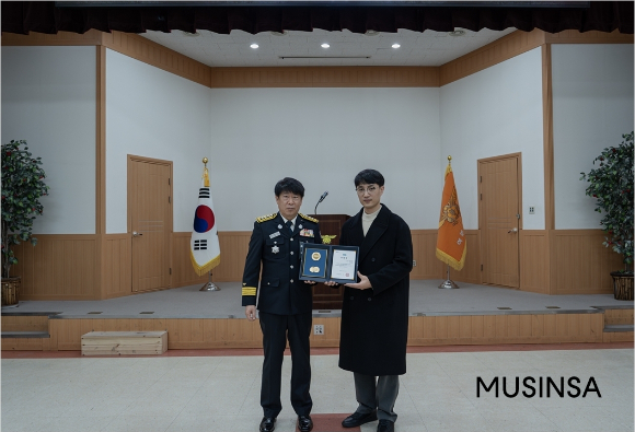 2024년 12월 31일 여주소방서에서 진행된 소방행정발전 유공 표창 시상식에 참석한 김진용 무신사로지스틱스 대표(오른쪽). [사진=무신사]