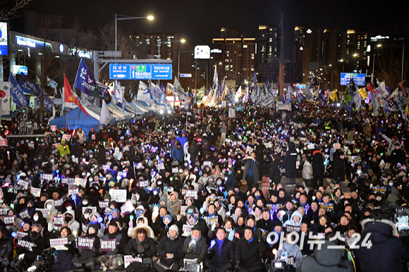 더불어민주당 정청래 대표, 김병기 원내대표, 조국 조국혁신당 대표 등 참석자들이 12·3 비상계엄 1년을 맞은 3일 서울 여의도 국회 앞에서 열린 '12·3 내란외환 청산과 종식, 사회대개혁 시민대행진'에 참석해 응원봉을 흔들고 있다. [사진=곽영래 기자]