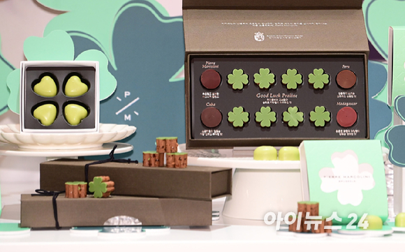벨기에 초콜릿 브랜드 피에르 마르콜리니(Pierre Marcolini)가 수능을 앞둔 한국 수험생을 위한 시즌 한정 초콜릿 '그랑 클로버 셀렉션'을 출시한 가운데 16일 신세계백화점 강남점 스위트파크 내 피에르 마르콜리니 매장에서 브랜드 파운더 피에르 마르콜리니가 제품을 들고 포즈를 취하고 있다. [사진=정소희 기자]