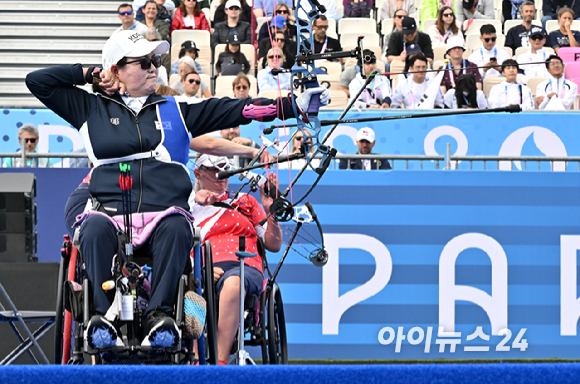 양궁 대표팀 김옥금이 31일(현지시간) 파리 앵발리드에서 열린 2024 파리 패럴림픽 양궁 여자 컴파운드 W1 동메달 결정전에서 체코를 상대로 경기를 펼치고 있다. [사진=사진공동취재단]