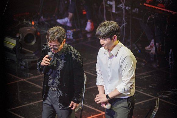 조관우와 조휘가 무대에서 노래하고 있다. [사진=윤스토리엔터테인먼트]