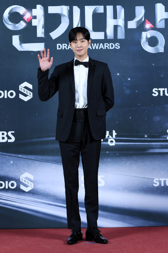 배우 안효섭이 31일 오후 서울 마포구 상암동 SBS프리즘타워에서 진행된 '2021 SBS 연기대상' 시상식에서 시상자로 참석하고 있다. [사진=SBS]