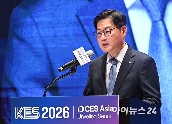 박재영 KEA 부회장이 13일 서울 강남구 코엑스에서 열린 한국전자전2026 키노트 강연에서 환영사를 하고 있다. [사진=곽영래 기자]