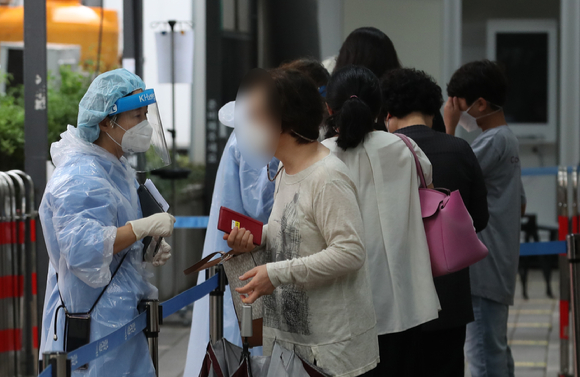 서울 서초구보건소 선별진료소를 찾은 시민들이 검사를 받기 위해 줄을 서고 있다. [사진=뉴시스]