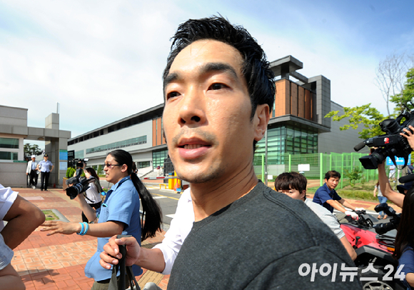 미성년자 성폭행 및 강제 추행 혐의로 실형을 선고받은 고영욱이 지난 2015년 7월 10일 오전 서울 천왕동 남부교도소에서 2년 6개월의 형량을 마치고 출소하고 있다. [사진=아이뉴스24 포토DB]